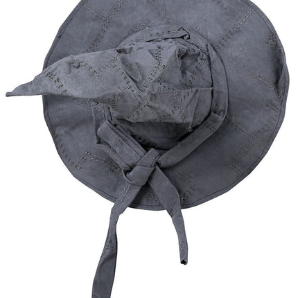 Bambino mago dal cappello grigio