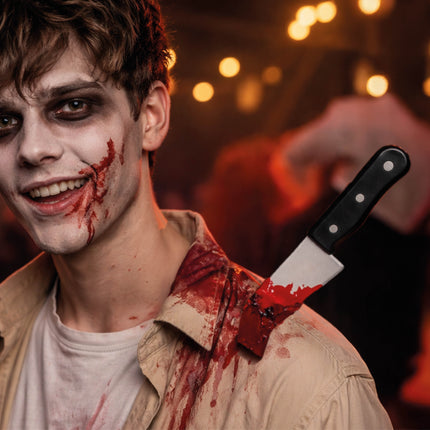 Coltello finto di Halloween conficcato nella spalla