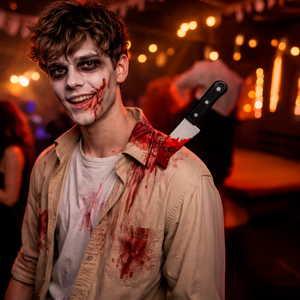 Coltello finto di Halloween conficcato nella spalla