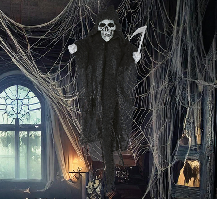 Scheletro di bambola di Halloween con falce