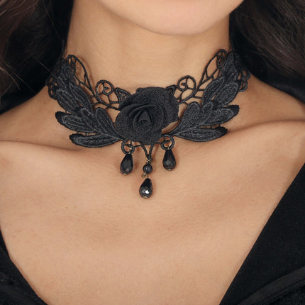 Collana nera con ricamo a rosa