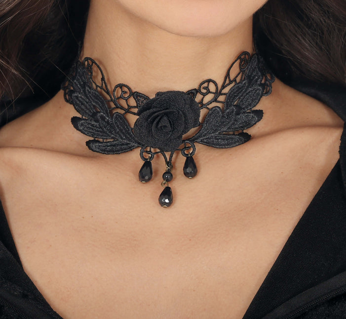 Collana nera con ricamo a rosa