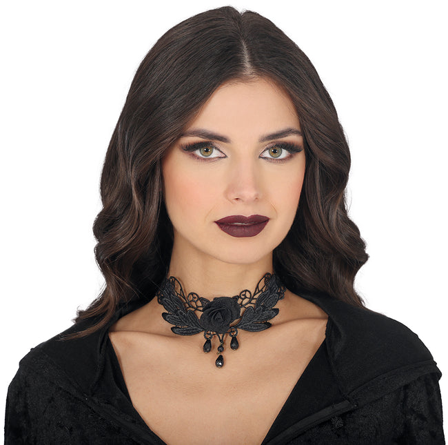 Collana nera con ricamo a rosa