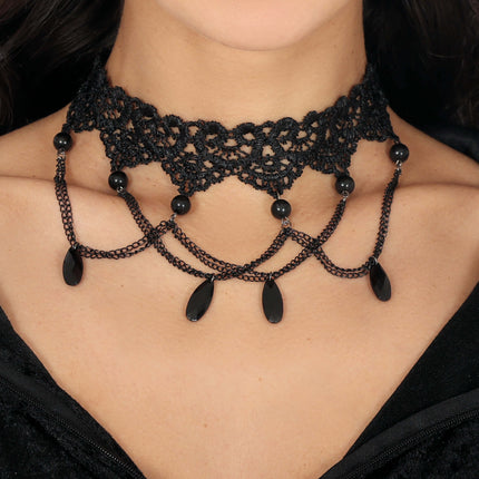 Collana nera ricamata con perline