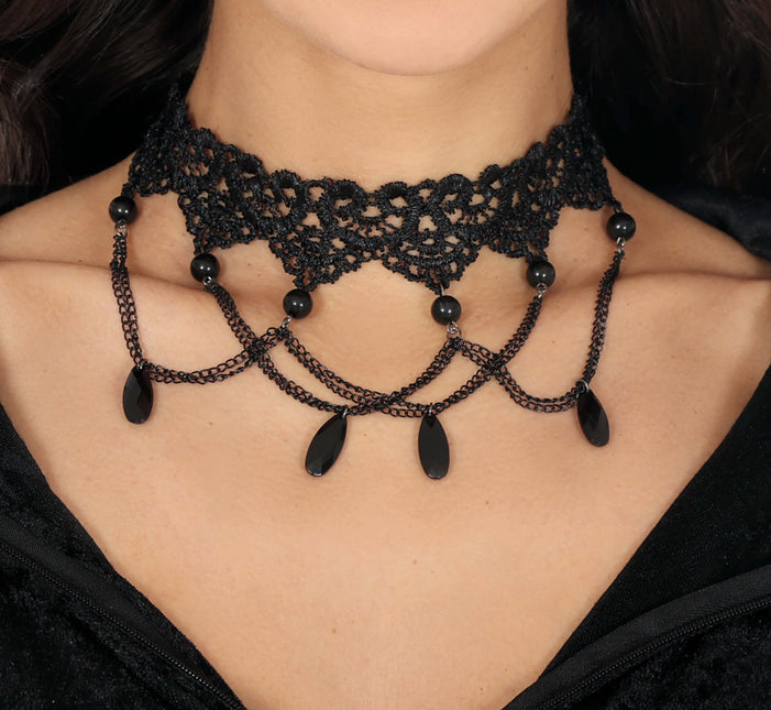 Collana nera ricamata con perline