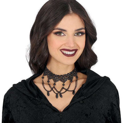 Collana nera ricamata con perline