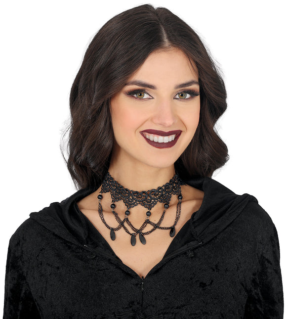 Collana nera ricamata con perline