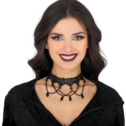 Collana nera ricamata con perline