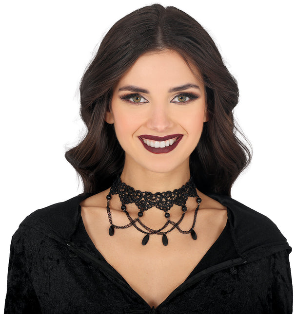 Collana nera ricamata con perline