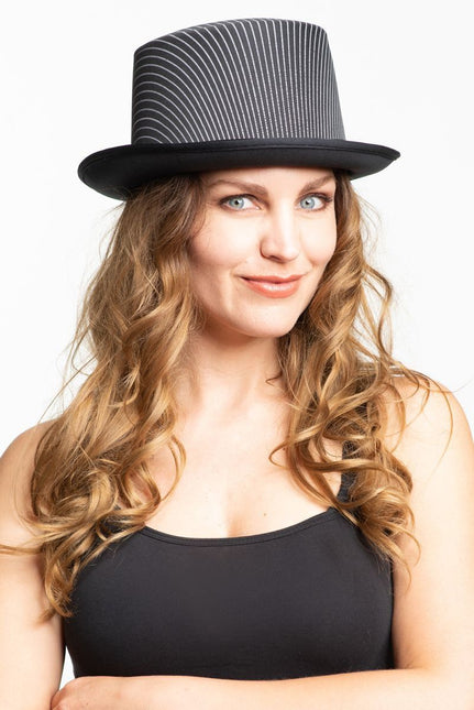 Cappello alto in raso a righe nere
