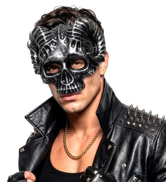 Maschera a forma di teschio a corno di montone