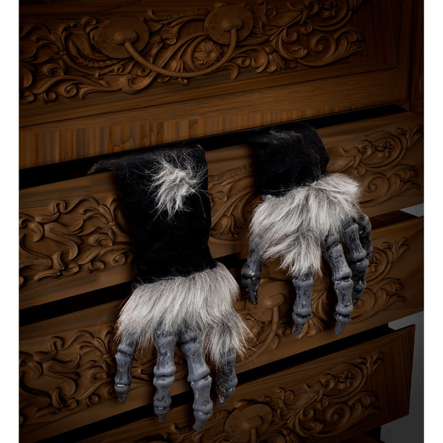 Mostro di Halloween con mano finta e cappotto