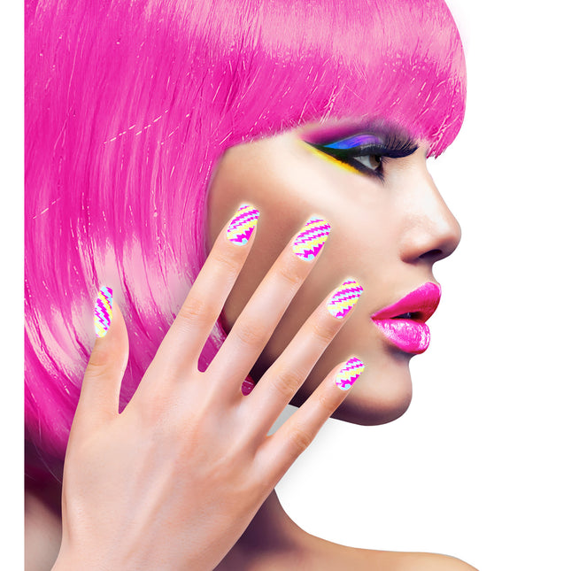 Unghie finte rosa neon