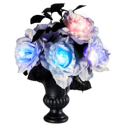 Vaso con rose e luce per la decorazione della tavola di Halloween