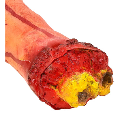Mano finta di Halloween tagliata con un osso