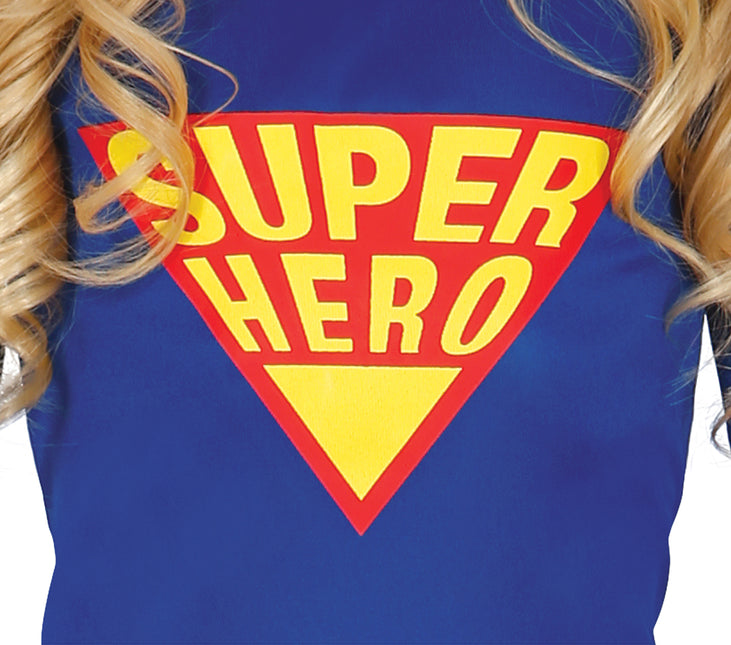 Ragazza con tuta da supereroe