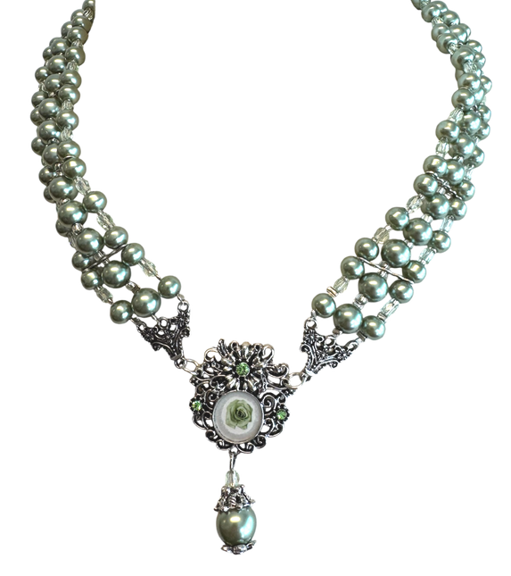 Collana di pietre preziose verdi