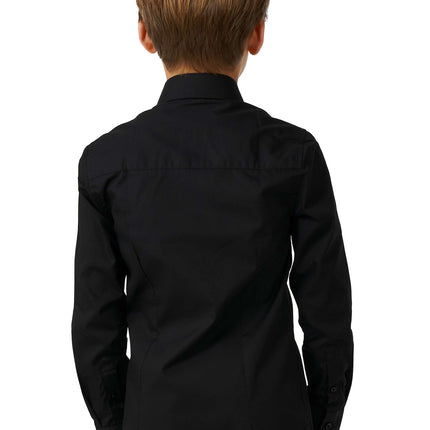 Ragazzo con la camicia nera <tc>OppoSuits</tc>