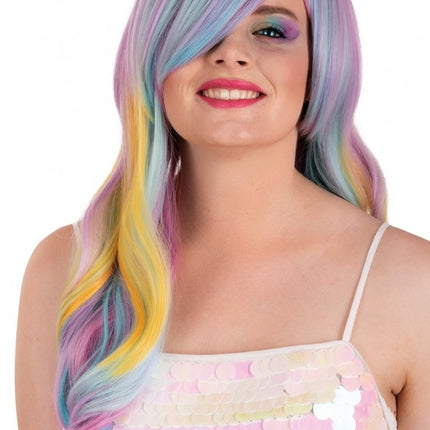Parrucca Selena lunga con riccioli arcobaleno pastello con frangia inclinata
