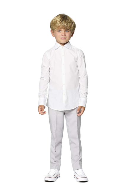 Ragazzo con la camicia bianca <tc>OppoSuits</tc>