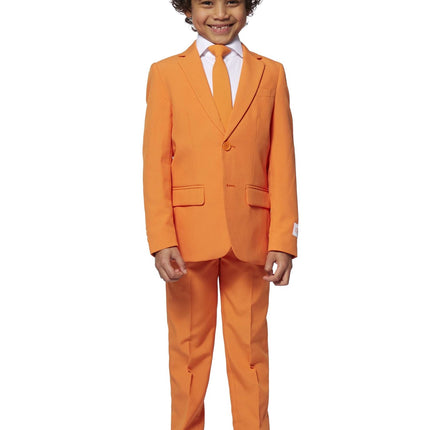 Ragazzo in abito arancione <tc>OppoSuits</tc>