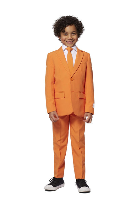 Ragazzo in abito arancione <tc>OppoSuits</tc>
