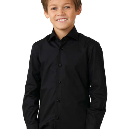 Ragazzo con la camicia nera <tc>OppoSuits</tc>