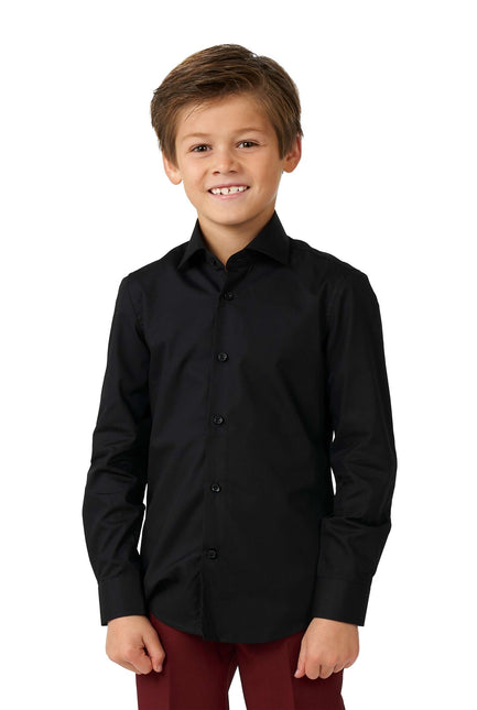 Ragazzo con la camicia nera <tc>OppoSuits</tc>