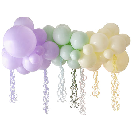 Arco di palloncini colorati con nappe
