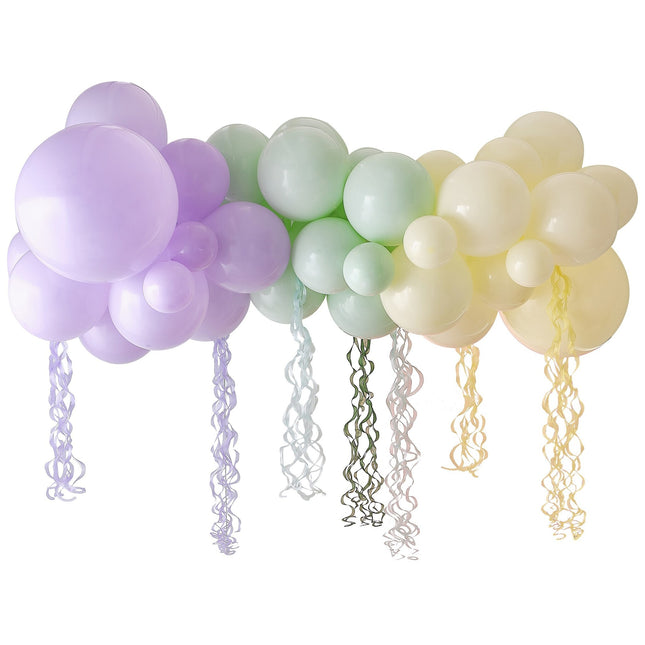 Arco di palloncini colorati con nappe