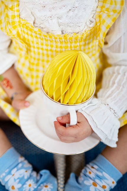 Uovo di Pasqua giallo a nido d'ape 12 cm
