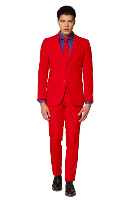 Uomini in abito rosso <tc>OppoSuits</tc>