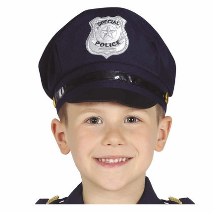 Bambino con cappuccio della polizia