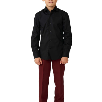 Ragazzo con la camicia nera <tc>OppoSuits</tc>