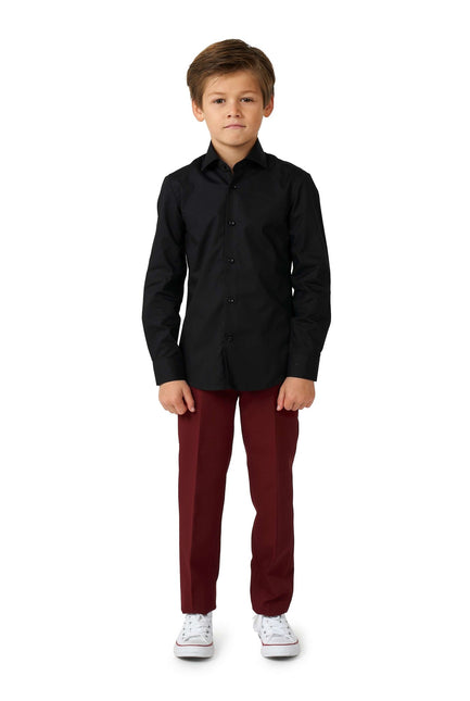 Ragazzo con la camicia nera <tc>OppoSuits</tc>