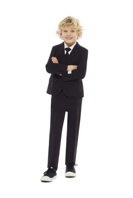 Ragazzo dal vestito nero <tc>OppoSuits</tc>