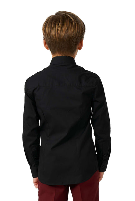Ragazzo con la camicia nera <tc>OppoSuits</tc>