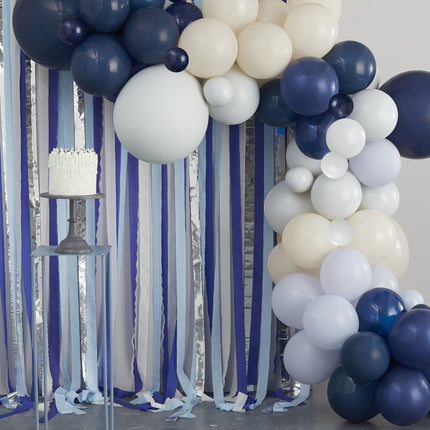 Arco di palloncini blu con ghirlande 3m