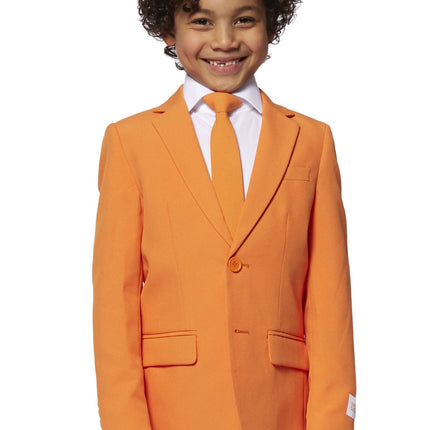 Ragazzo in abito arancione <tc>OppoSuits</tc>