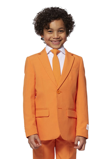 Ragazzo in abito arancione <tc>OppoSuits</tc>