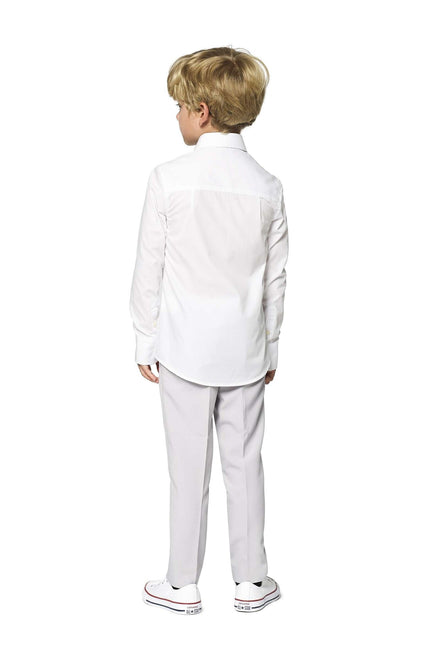 Ragazzo con la camicia bianca <tc>OppoSuits</tc>