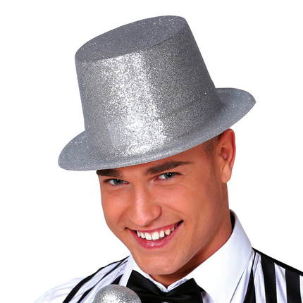 Il cappello alto argentato luccica