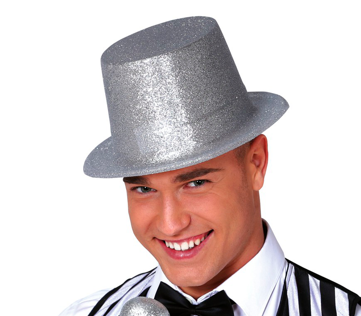 Il cappello alto argentato luccica