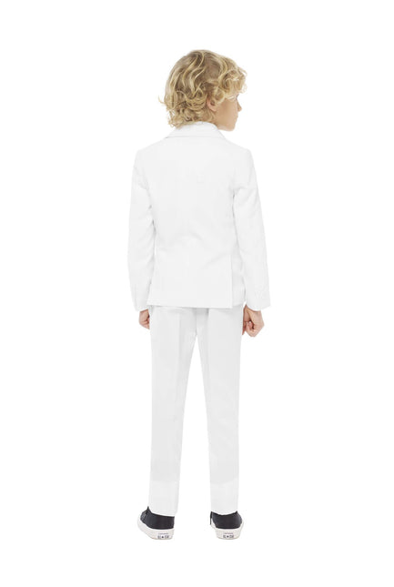 Ragazzo in abito bianco <tc>OppoSuits</tc>
