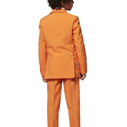 Ragazzo in abito arancione <tc>OppoSuits</tc>
