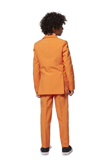 Ragazzo in abito arancione <tc>OppoSuits</tc>