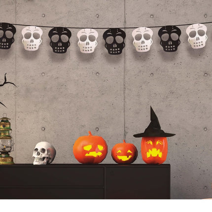 Halloween Vlaggenlijn Doodshoofden Zwart Zilver 2,75m van Fiestas Guirca koop je bij Partywinkel