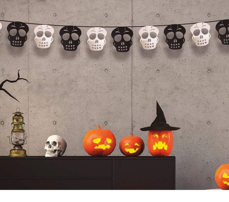 Halloween Vlaggenlijn Doodshoofden Zwart Zilver 2,75m van Fiestas Guirca koop je bij Partywinkel