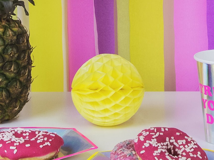 Honeycomb Bal Geel 10cm van Partydeco koop je bij Partywinkel