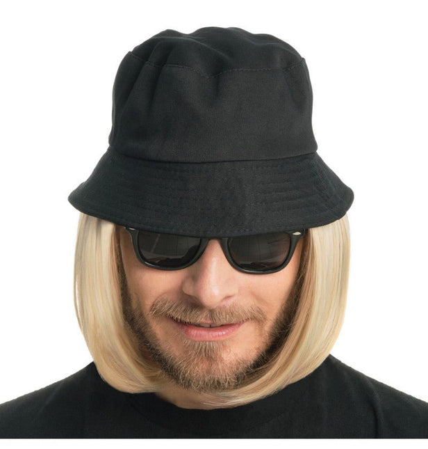 Lorenzo – Blond Haarpruik met Zwarte Bucket Hat van CHAKS koop je bij Partywinkel